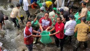 Jajaran-Direksi-Perumda-Pasar-Tohaga-saat-membersihkan-sampah-di-aliran-Sungai-Ci.jpg