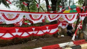 Jarwo-penjual-umbul-umbul-Bendera-Merah-Putih-di-Jalan-Tegar-Beriman.jpg