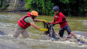 Jenal-mutaqin-bebersih-sungai-Ciliwung.jpg