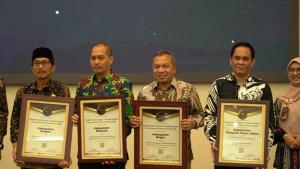 Kadisminfo-Kabupaten-Bogor-Bambang-Widodo-Tawekal-menerima-penghargaan-GM-DTGI-dar.jpg