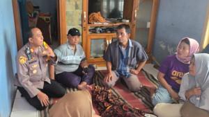 Kapolsek-Bogor-Selatan-AKP-Sonsos-Sudarsono-saat-berada-di-rumah-duka-MDA.jpg