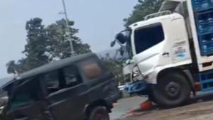 Kecekalaan-truk-di-tol-jagorawi.jpg