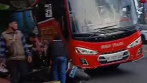 Kecelakaan-lalu-lintas-antara-bus-dengan-motor-listrik-di-Jalan-Raya-Puncak-tepat.jpg