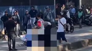 Kecelakaan-lalu-lintas-menewaskan-pemotor-di-Jalan-Raya-Kemang-Desa-Kemang-Ke.jpg