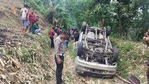 Kendaraan-Toyota-Kijang-Kapsul-terjun-bebas-ke-jurang-di-Jalan-Raya-Jonggol-Sukamakm.jpg