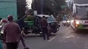 Kendaraan-pick-up-terlibat-kecelakaan-lalu-lintas-dengan-truk-di-Jalan-Raya-Puncak-Kecamata.jpg