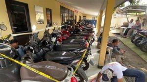 Kendaraan-roda-dua-hasil-sitaan-oknum-debt-collector-yang-diamankan-jajaran-Polsek-Gunungputri.jpg