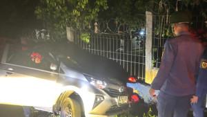 Kendaraan-roda-empat-driver-taksi-online-terpersok-ke-solokan-di-wilayah-Kecamatan-Citeureu.jpg