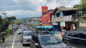 Kepadatan-arus-lalu-lintas-di-jalur-Puncak-Bogor-tepatnya-di-sekitaran-Gadog-Keca.jpg