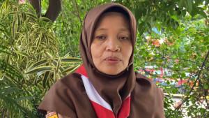 Kepala-SMKN-1-Cileungsi-Bogor-Meisye-Yeti-saat-dijumpai-pasca-atap-sekolahnya-ambruk.jpg