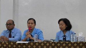 Kepala-SMP-Mardi-Waluya-Cibinong-Rina-Astuti-memberikan-keterangan.jpg