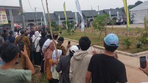 Kerumunan-warga-di-acara-akad-massal-26000-rumah-dan-serah-terima-kunci.jpg