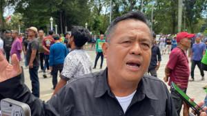 Ketua-KKSU-angkot-trayek-09-saat-demo-di-Balai-Kota-Bogor-Kamis-23102025.jpg