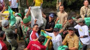Menteri-LH-bersihkan-hulu-Sungai-Ciliwung-di-Kawasan-Puncak-Bogor.jpg