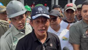 Menteri-Lingkungan-Hidup-Hanif-Faisol-Nurofiq-usai-membersihkan-aliran-Sungai-Ciliwung.jpg