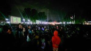 Nobar-Layar-Tancap-Warga-Berbondong-bondong-ke-Alun-Alun.jpg