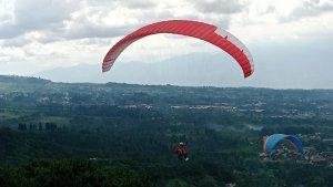 Olahraga-Paralayang-Gantole-yang-berlokasi-dikawasan-Puncak-Kecamatan-Cisarua-Kabupaten-Bogor.jpg