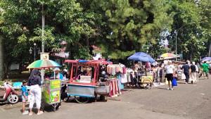 PKL-berjualan-saat-uji-coba-car-free-day-kedua-di-area-Lapangan-Tegar-Beriman-Kecamat.jpg