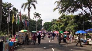 PKL-berjualan-saat-uji-coba-car-free-day-kedua-di-area-Lapangan-Tegar-Beriman.jpg
