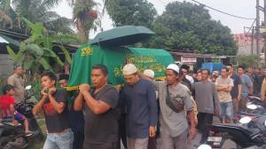 Pemakaman-Almarhum-Aji-salah-satu-korban-kecelakaan-mobil-rombongan-besan-masuk-j.jpg