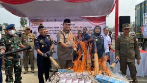 Pemusnahan-18-juta-batang-rokok-ilegal-di-area-Stadion-Pakansari-Kecamatan-Cibin.jpg