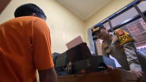 Penampakan-barang-bukti-dan-pelaku-pencurian-sepeda-motor.jpg