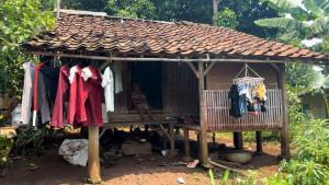 Penampakan-gubuk-kecil-yang-ditinggali-oleh-satu-keluarga-di-Kampung-Sukajadi-Desa-Mekarsar.jpg