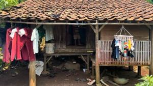 Penampakan-gubuk-kecil-yang-ditinggali-oleh-satu-keluarga-di-Kampung-Sukajadi.jpg