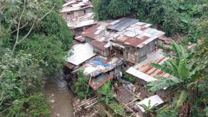 Penampakan-kawasan-pemukiman-padat-penduduk-di-bantaran-Sungai-Cipakancial-Kelurahan-Cibog.jpg