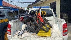Penampakan-sepeda-motor-usai-ditabrak-angkot-di-Jalan-Ahmad-Yani.jpg