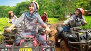 Pengunjung-sedang-menikmati-wahana-di-Jungleland-Sentul-Bogor.jpg
