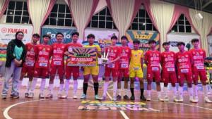 Penyerahan-hadiah-pada-juara-futsal-di-event-Fazzio-Youth-Festival-2025.jpg