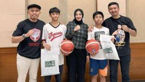 Perbasi-Kabupaten-Bogor-memberikan-bola-basket-dan-jersey.jpg