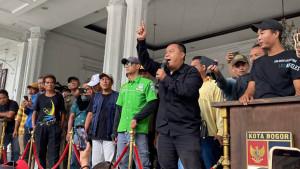 Perwakilan-korlap-aksi-saat-memberikan-pernyataan-dihadapan-sopir-angkot-pasca-audiens.jpg