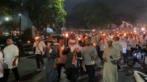 Peserta-pawai-obor-di-Kabupaten-Bogor-mengenakan-pakaian-unik-dalam-menyambut.jpg