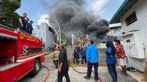 Petugas-Damkar-Kabupaten-Bogor-memadamkan-api-di-pabrik-figura-yang-berada-di-wil.jpg