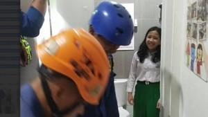 Petugas-Damkar-Kabupaten-Bogor-mengevakuasi-pelajar-yang-terjebak.jpg