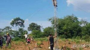 Petugas-provider-memasang-tower-pemancar-sinyal-di-Desa-Cigudeg.jpg