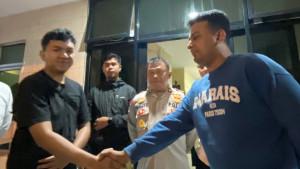 Pihak-keluarga-pelaku-pelemparan-Masjid-Paledang-Bogor-saat-berjabat-tangan-dan-meminta.jpg