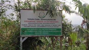 Plang-penyitaan-tanah-oleh-negara-di-wilayah-Desa-Sukaharja-Kecamatan-Sukamak.jpg