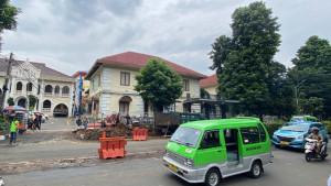 Pohon-beringin-besar-yang-tumbang-di-depan-Gereja-Katedral-pada-semalam-sudah-ditanga.jpg