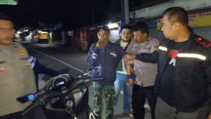 Polisi-mengamankan-pria-yang-diduga-melakukan-pemalakan-di-kawasan-Gadog.jpg