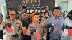 Polisi-menunjukkan-barang-bukti-dalam-kasus-pembegalan-di-wilayah-Desa-Cibeber-I.jpg
