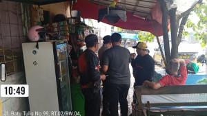 Polisi-saat-mengamankan-dua-orang-matel-di-warung-Balekambang.jpg