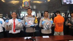 Polres-Taput-saat-memaparkan-kasus-karyawan-Akper-Tarutung-dibunuh-pasangan-sejenisnya.jpg