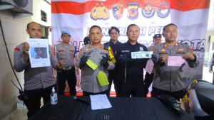 Polsek-Bogor-Utara-saat-menunjukan-barang-bukti-yang-digunakan-pelaku-p.jpg