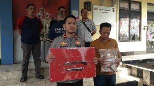 Polsek-Cileungsi-menunjukan-barang-bukti-kasus-penusukan-mama.jpg