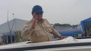 Presiden-Prabowo-Subianto-menyapa-warga-yang-ramai-menyambutnya-ketika-menghadiri.jpg