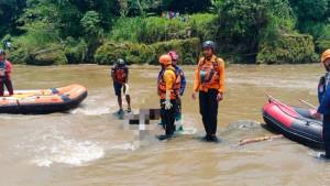 Pria-paruh-baya-yang-menceburkan-diri-ke-sungai-dari-atas-Jembatan-Garendong-Kecamat.jpg