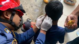 Proses-evakuasi-kail-pancing-yang-tersangkut-di-telinga-remaja.jpg